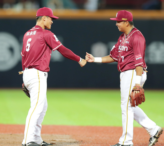 乐天桃猿内野手林承飞（左）。（资料照，季志翔摄）