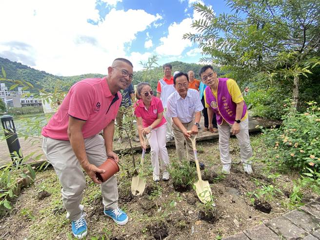 埔里镇观光业者8年来在鲤鱼潭周边栽种逾1万6000棵蝴蝶的食草及蜜源植物，让鲤鱼潭成蝴蝶天堂。（民眾提供／杨静茹南投传真）