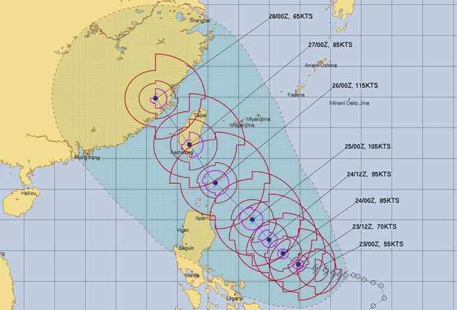 最新美军模式模拟，颱风杜苏芮路径将从南到北贯穿台湾，可能闪过中央山脉阻挡。(翻摄自台湾颱风论坛FB)