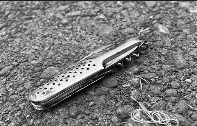 台东50岁吴姓女子今天下午在家中不明原因突然拿起瑞士刀对着家中哥哥及弟弟挥砍。（读者提供／蔡旻妤台东传真）