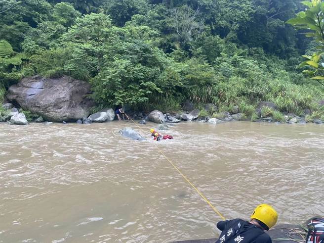 消防人員使用拋繩槍將繩索射到對岸，涉水到對岸救援。（新北市消防局提供）