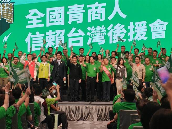 民進黨總統參選人賴清德23日出席全台國青商人信賴台灣後援會成立大會，現場旗海飄揚，高喊「團結一致挺台灣」、「Team Taiwan挺台灣」。（潘虹恩攝）