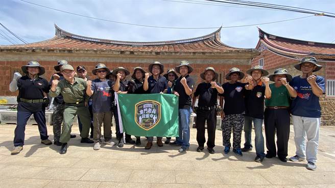 金门「老兵召集令」吹响号角！15位曾在大胆岛服役的老兵志工在斗门社区集结，为活动揭开序幕。(于家麒摄)