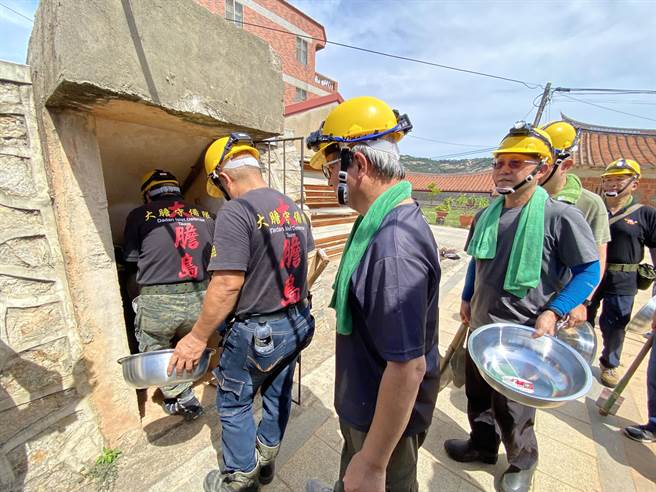老兵们人手带着铝盆与圆锹在进入民防坑道协助修缮及清淤，重温当年服役时的刻苦点滴。(于家麒摄)