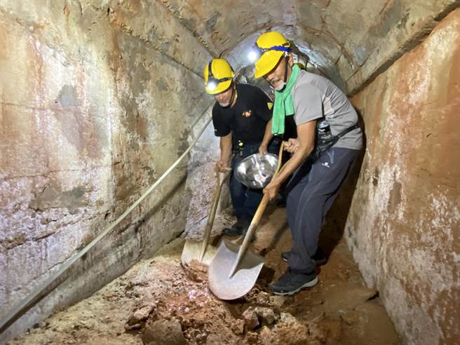 老兵们熟练的以圆锹在民防坑道内协助清淤，重现「军民一家」的精神。(于家麒摄)