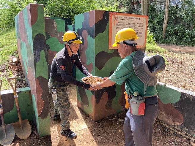 老兵们协助坑道清淤，一盆接一盆的泥沙往外清，呈现当年军民一家的氛围。(于家麒摄)