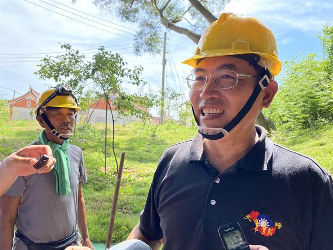 在大胆岛服役时任步兵排长的老兵洪世家(右)，回忆起当年抓「水鬼」的紧张时刻。(于家麒摄)