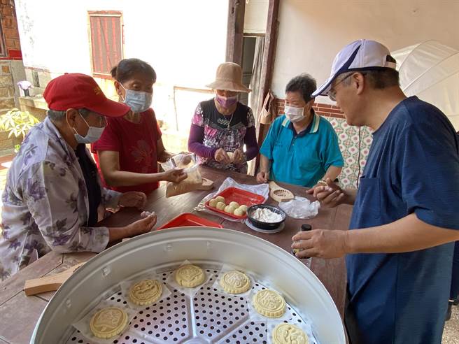 斗门社区村民体现「军爱民、民敬军」的精神，手作「红龟粿」请老兵品尝。(于家麒摄)