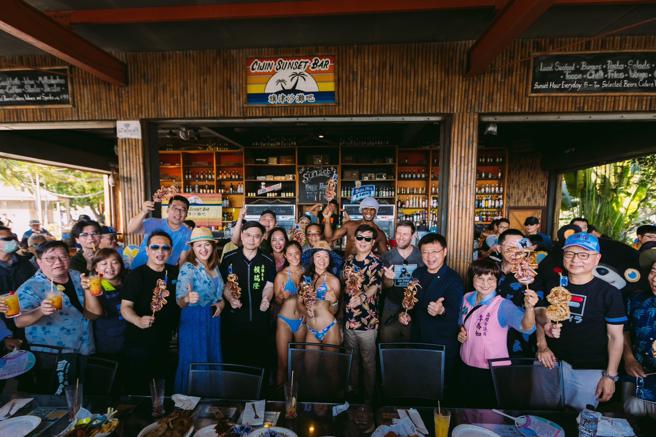 高雄市長陳其邁與貴賓一同品嚐在地美食，邀請大家來旗津吃美食，玩水看風箏。（圖片來源：高雄市政府提供）

