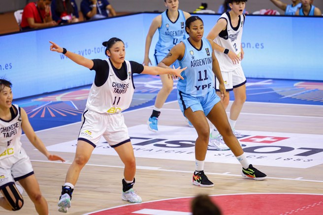 中华队萧豫玟(左)在禁区内积极要位。(取自FIBA官网)