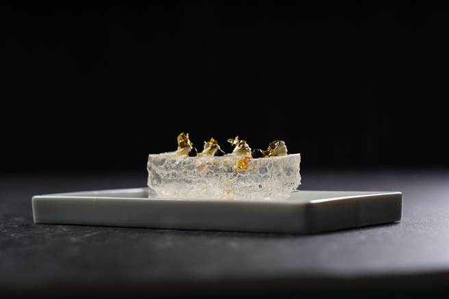 開胃菜「水晶麵包.法式酸奶油.西班牙辣腸油」，水晶麵包非常吸睛，口感卻頗具衝擊性。(義大皇家酒店提供)