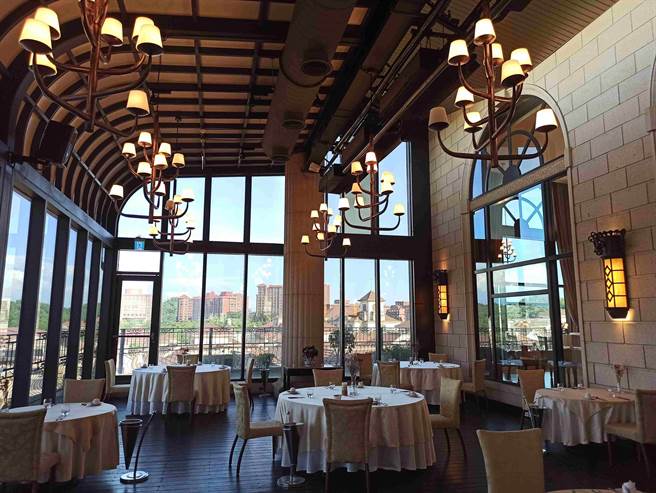 Casa Fantana義大利餐廳重新改造，營造出高奢感，餐廳標榜高雄唯一義大利米其林主廚坐鎮掌杓。(義大皇家酒店提供)