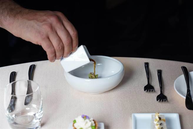 開胃菜「豬肉清湯.爆米香.蕎麥麵」，採用台式爆米花結合日式蕎麥麵，台、日、義三國混合的創意菜。(義大皇家酒店提供)