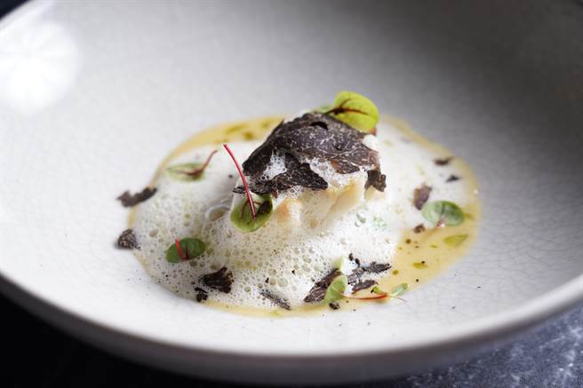 主餐「石斑魚.黑松露.香檳醬汁」以台灣在地石斑魚，加上現刨頂級松露點綴，口感堆疊，美味提升。(義大皇家酒店提供)
