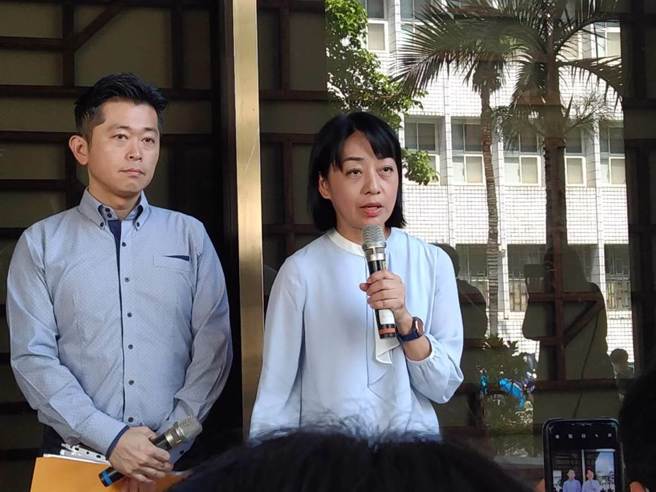 日前立委王婉谕(右)到台北地检署告立委王鸿薇加重诽谤。（资料照片/陈志贤摄）