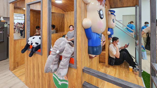 诊所打造出都市里的森林感，还有台小火车，要让所有来看诊的病患舒心安心。（记者吕宗正摄）