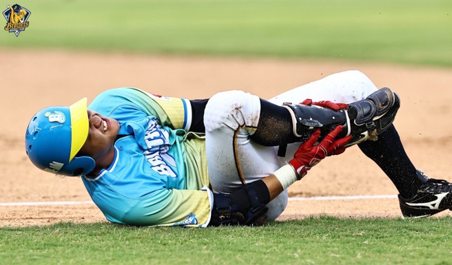 中信兄弟岳东华在跑往一垒时造成右脚踝扭伤。（中信兄弟提供）