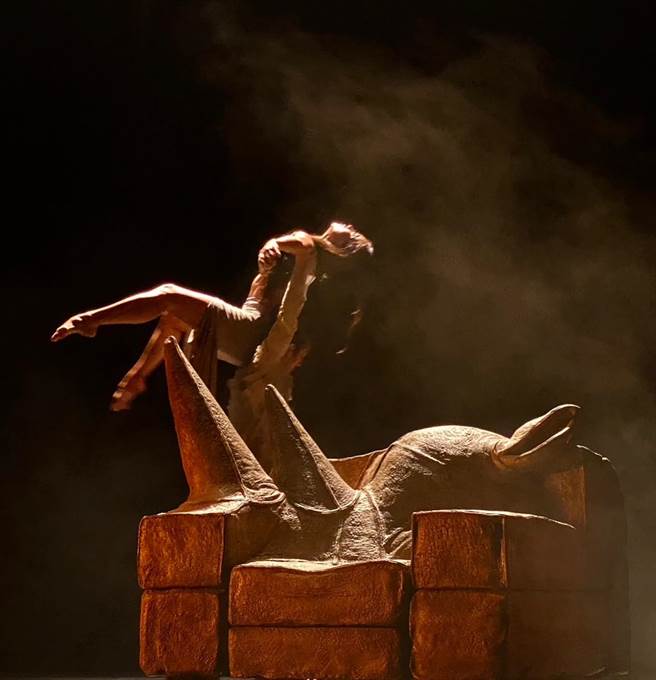 舞蹈家简佩如于7月初在义大利发表新舞作《Pretend》，以舞蹈表现义大利雕塑家史特凡诺（Stefano Bombardieri）作品《犀牛》。（张晓雄摄影与提供／李欣恬台北传真）