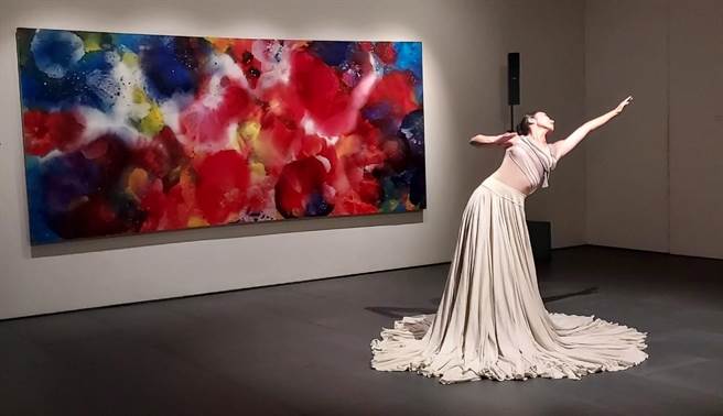 雕塑作品的属性为静物，而美国贝西奖得主、舞蹈家简佩如透过舞蹈语言，让艺术家的作品活起来。（读者提供／李欣恬台北传真）