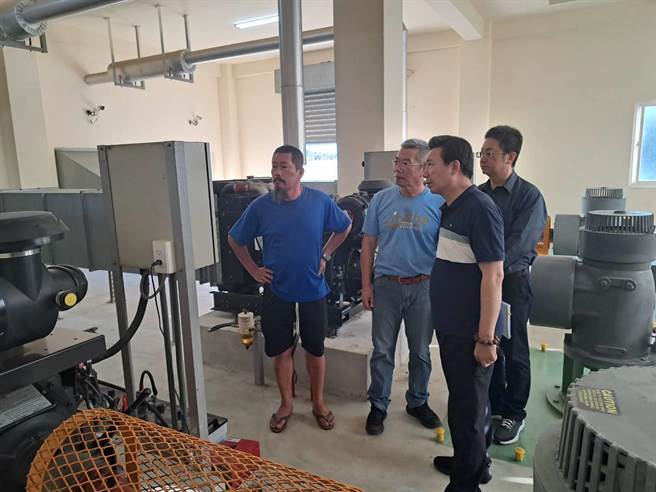 金門縣長陳福海(右前)今日下午巡視督導縣內防颱與防汛整備工作，要求各級單位加強防颱作業。(圖／金門縣政府提供)