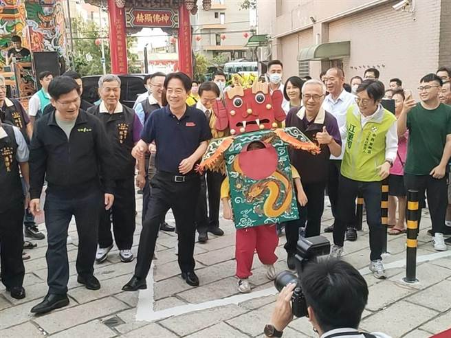 民进党总统参选人赖清德23日来到乌日区玉阙朝仁宫参拜，学起Q版七爷八爷神明跨步。 （潘虹恩摄）