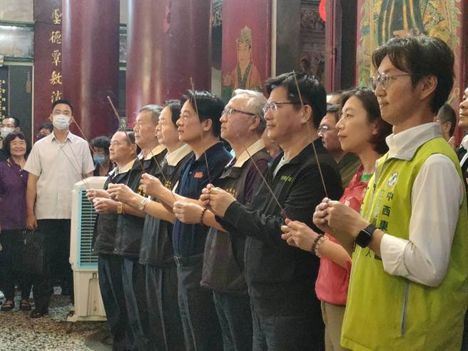 民进党总统参选人赖清德23日南下台中，下午连跑3场，行程满檔，终站来到乌日区玉阙朝仁宫参拜。（潘虹恩摄）