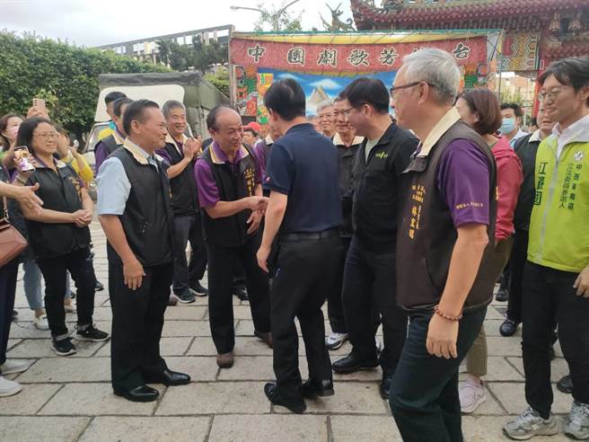 民进党总统参选人赖清德23日来到乌日区玉阙朝仁宫参拜，一路与庙方人士和信徒握手互动。（潘虹恩摄）