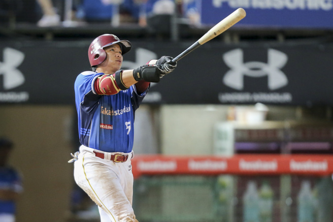 樂天桃猿廖健富連2天開轟、單場3安，暫居打擊「三冠王」。（陳麒全攝）