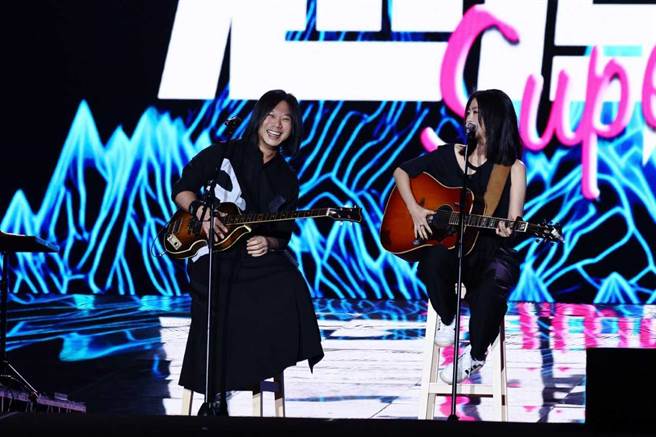 玛莎（左）和陈绮贞今在超犀利趴合作表演新歌。（相信音乐提供）