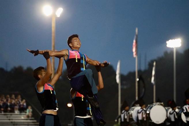 台北市建国中学乐旗联队在「WAMSB世界杯行进乐队大赛」夺下亚军。（建中乐旗队家长后援会提供）