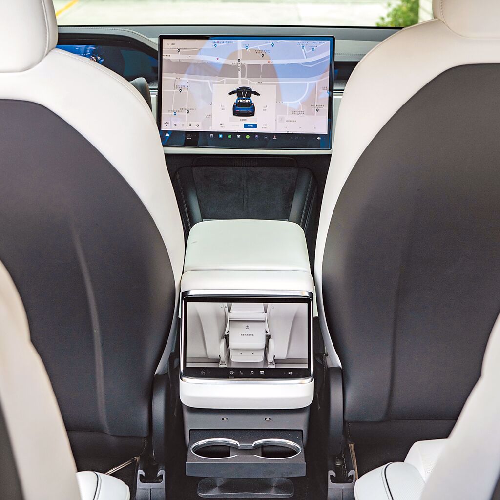 前後座艙配置螢幕，後座螢幕並具空調及座椅調整功能。（陳大任攝）