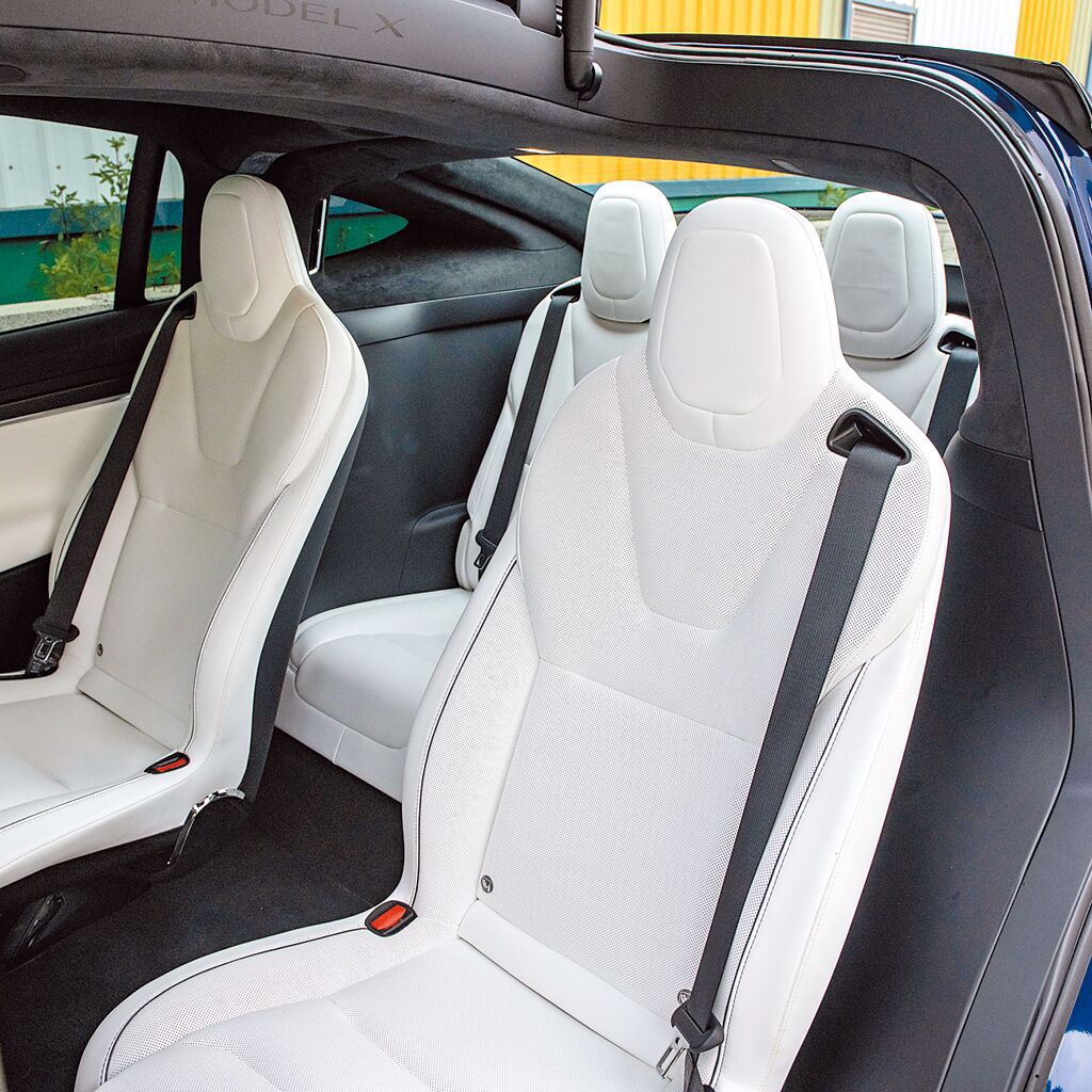 Model X Plaid為六人座，第二、三排座椅具備加熱功能。（陳大任攝）