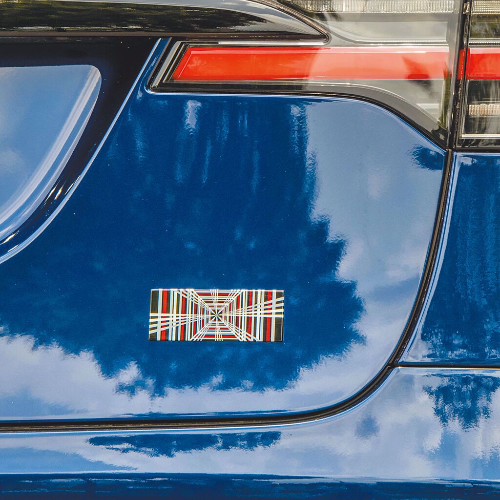 Tesla Model X Plaid專屬車型飾徽，展現強悍性能DNA。（陳大任攝）