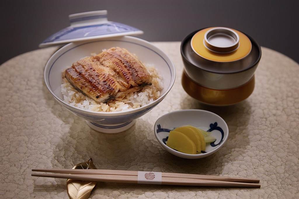 HAYASE日本料理即日起至8月20日期間，用餐加價200元食事可升等為「迷你鰻魚丼飯」。(JR東日本大飯店台北提供)
