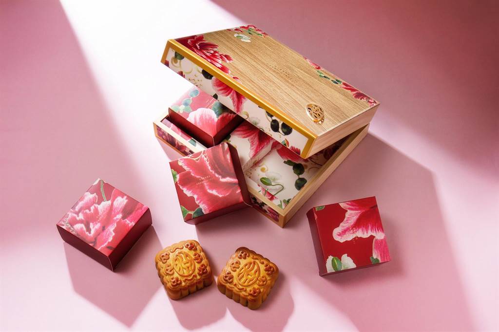 「韻悅．中秋寶盒」以朱紅牡丹花音樂木盒為餅盒外觀，每盒4入（5兩），售價1980元。(台北君悅酒店提供)
