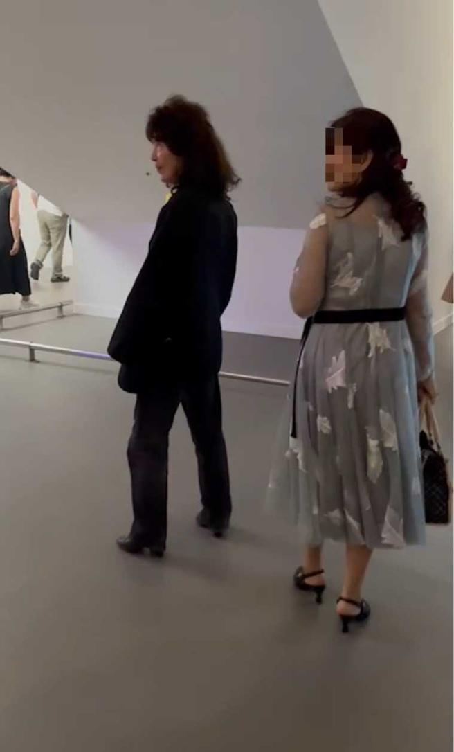 舞棍阿伯被粉丝认出要求合影，他也亲切拍照。（图／读者提供）