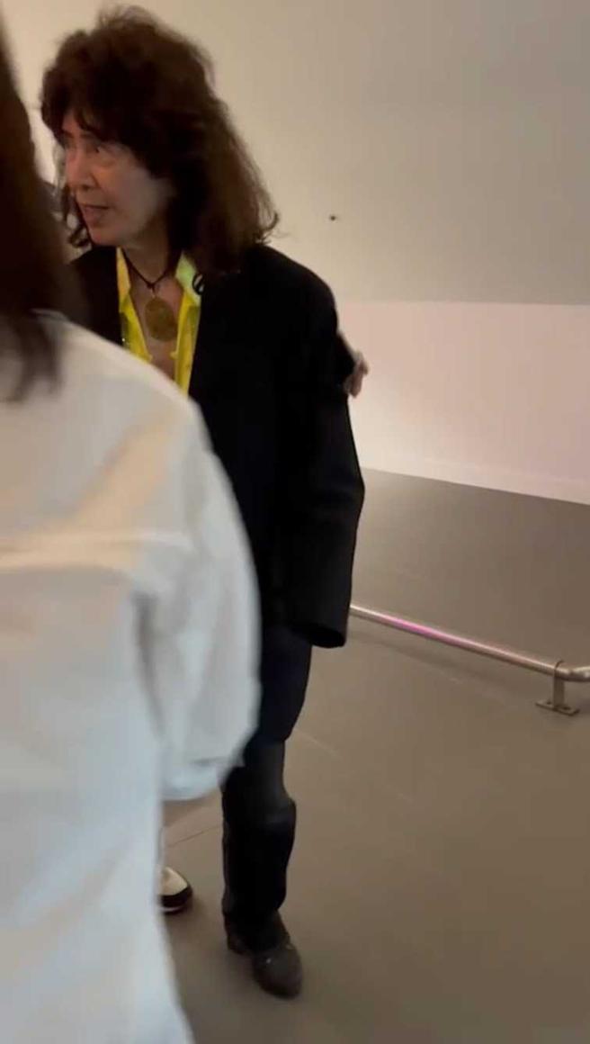 舞棍阿伯被粉丝认出要求合影，他也亲切拍照。（图／读者提供）