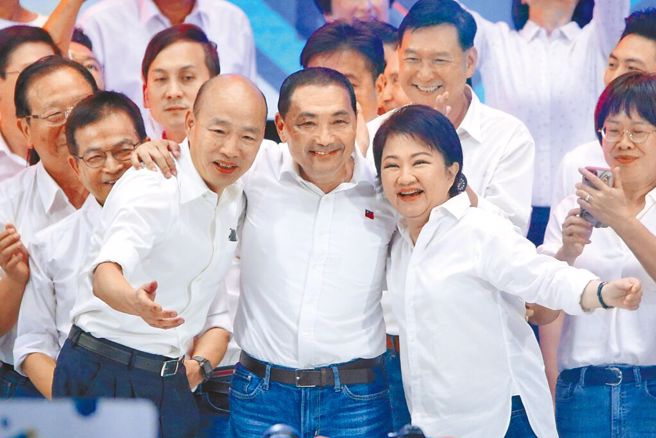 侯友宜（中）在全代会中与卢秀燕（右）、韩国瑜（左）大合体，展现团结气势。（中时资料照，黄世麒摄）
