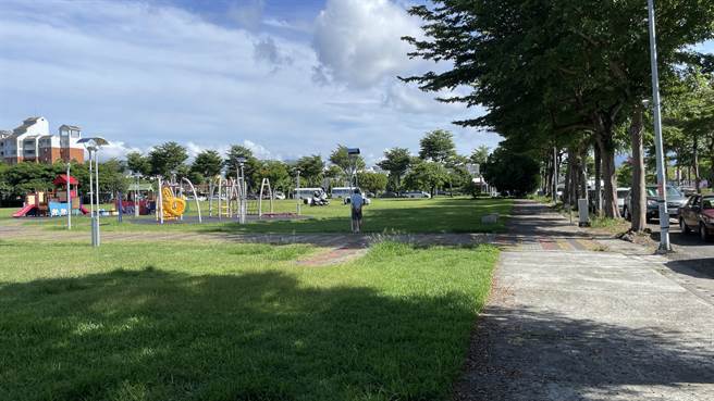 台东市美术馆蛋糕公园今清晨传出挥刀事件，55岁宋姓男子疑似不满运动群眾声音吵杂，衝下车挥舞镰刀，所幸无人伤亡。（萧嘉蕙摄）