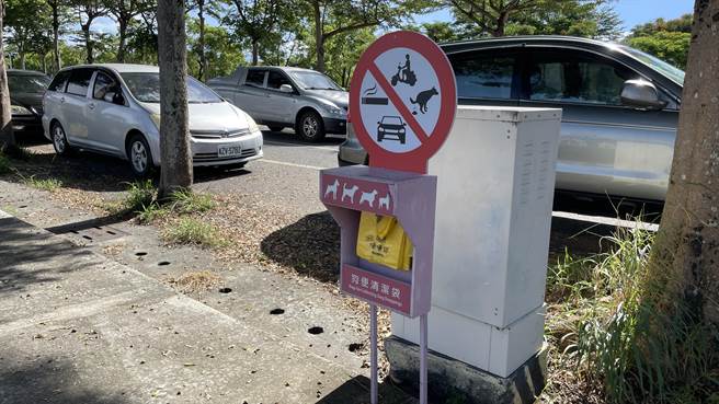 宋男挥舞镰刀一度砍到告示牌卡住，随即被2名见义勇为的中年男子压制。（萧嘉蕙摄）