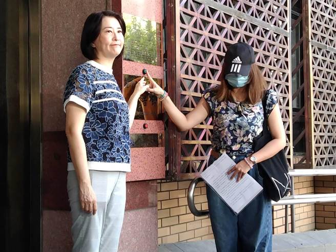 幼儿园受害何老师因个资遭曝光，饱受煎熬，24日在国民党立委王鸿薇陪同下到台北地检署控告时力立委王婉谕、儿权会创会理事长王薇君、赖办发言人戴玮姗、民进党立委罗致政、中原大学副教授招名威5人诽谤及违反《个资法》。（陈志贤摄）