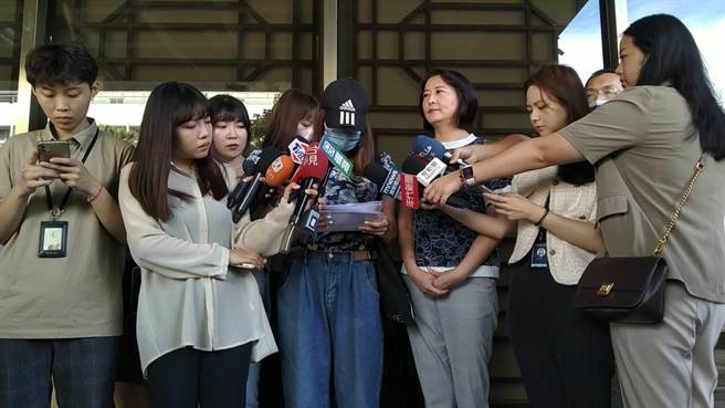 幼儿园受害何老师因个资遭曝光，饱受煎熬，24日在国民党立委王鸿薇陪同下到台北地检署控告时力立委王婉谕、儿权会创会理事长王薇君、赖办发言人戴玮姗、民进党立委罗致政、中原大学副教授招名威5人诽谤及违反《个资法》。（陈志贤摄）