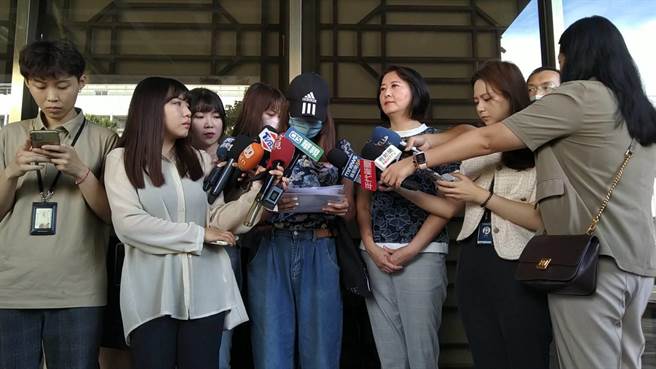 幼儿园受害何老师因个资遭曝光，饱受煎熬，24日在国民党立委王鸿薇陪同下到台北地检署控告时力立委王婉谕、儿权会创会理事长王薇君、赖办发言人戴玮姗、民进党立委罗致政、中原大学副教授招名威5人诽谤及违反《个资法》。（陈志贤摄）