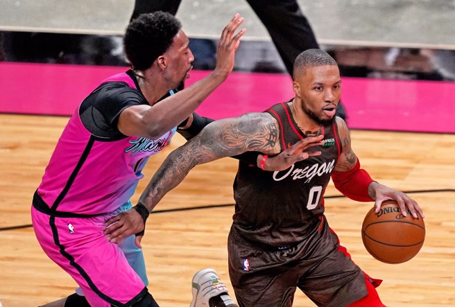 利拉德(右)跟阿德巴约之间交情匪浅。(路透资料照)