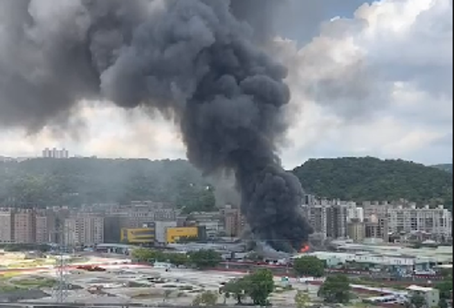 泰山铁皮家具工厂全面燃烧，浓烟猛窜高空，警消灌救中。(翻摄自记者爆料网)