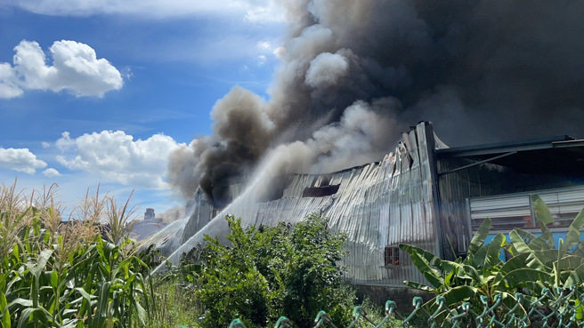 泰山铁皮家具工厂全面燃烧，浓烟猛窜高空，2员工灼伤送医。(戴志扬翻摄)