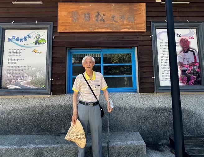 台湾客家诗人叶日松30年前自教育界退休后，便以客家文学写作文职志，平均1年出版1本客家诗集，推广客家文化。（富里乡公所提供／罗亦晽花莲传真）