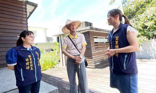 台湾客家诗人叶日松被誉为「客家文学的提灯者」，日前他回到故乡花莲富里，感念土地给予的创作灵感，决定将毕生文学作品跟创作手稿等珍贵文物捐给富里乡公所典藏。（富里乡公所提供／罗亦晽花莲传真）