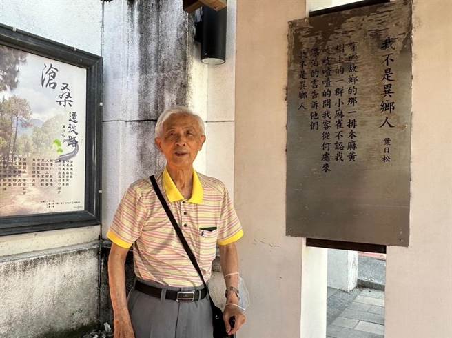 台湾客家诗人叶日松30年前自教育界退休后，便以客家文学写作文职志，平均1年出版1本客家诗集，推广客家文化。（富里乡公所提供／罗亦晽花莲传真）