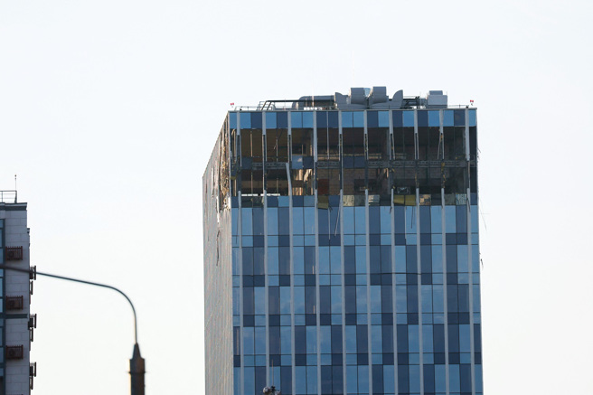 圖為無人機墜毀擊中的莫斯科大廈。（圖／路透社）